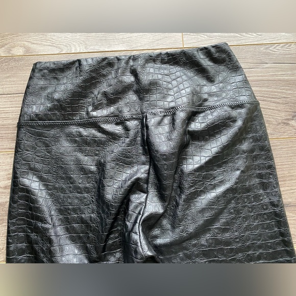 7 For All Mankind Faux Leather Croc Embossed Leggings - Picture 6 of 10